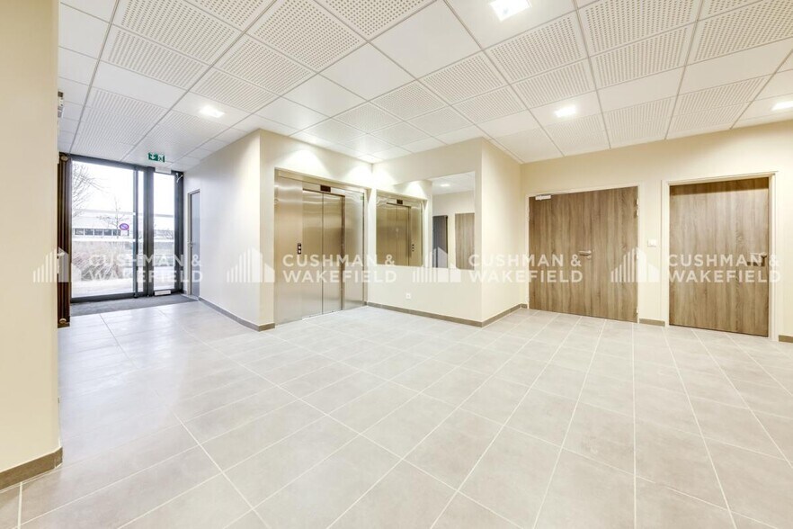 18-20 Boulevard Des Droits De L'Homme, Vaulx-en-Velin to rent - Lobby - Image 3 of 11
