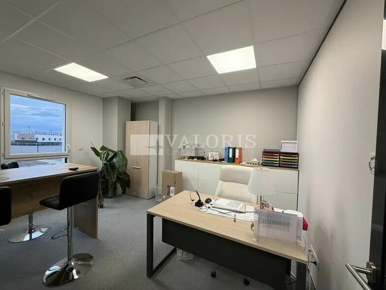 10 Chemin De L'Industrie, Dardilly to rent - Interior Photo - Image 3 of 8