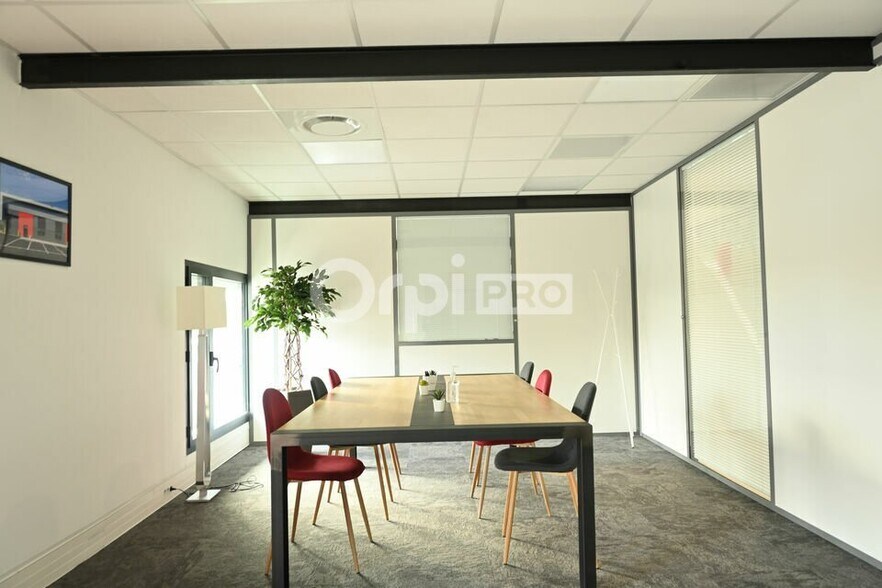 Office in Vénissieux for sale - Interior Photo - Image 1 of 8