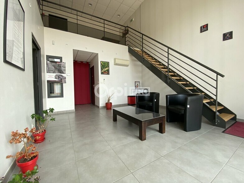 Office in Craponne to rent - Lobby - Image 2 of 6