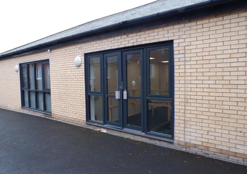 23-25 Fore St, Totnes to rent - Primary Photo - Image 1 of 2