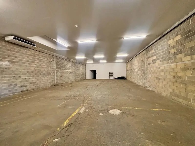 Light Industrial in Marseille to rent Interior Photo- Image 1 of 13