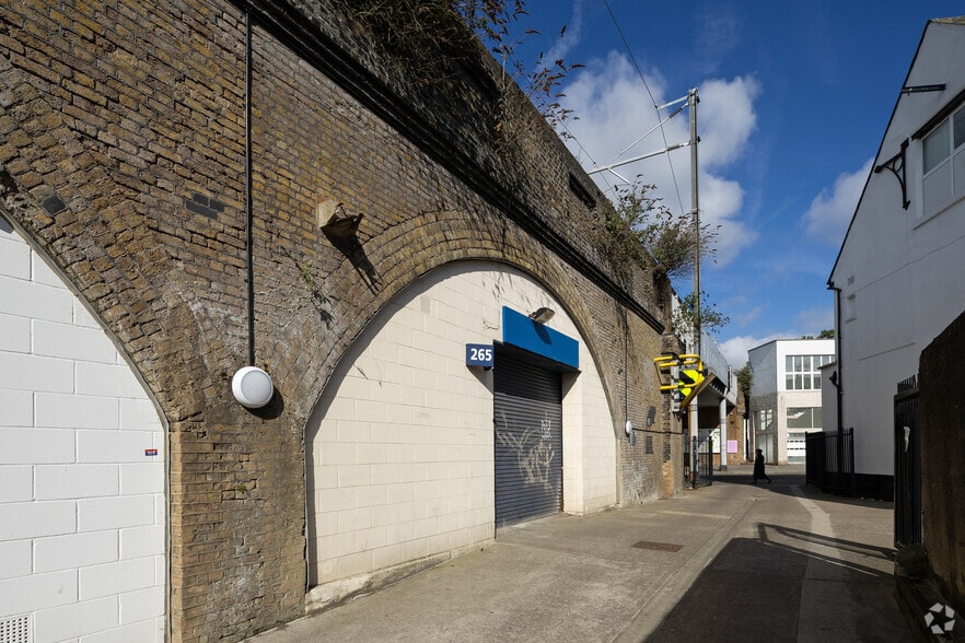 Lancaster Rd, London to rent - Building Photo - Image 3 of 3