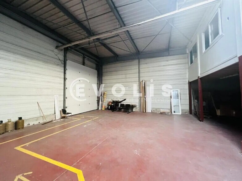 Light Industrial in Noisiel to rent - Building Photo - Image 3 of 7