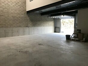 Light Industrial in Les Pavillons-sous-Bois to rent Interior Photo- Image 1 of 6