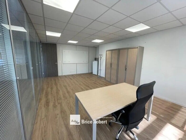 5 Rue Edison, Bron to rent - Interior Photo - Image 2 of 5