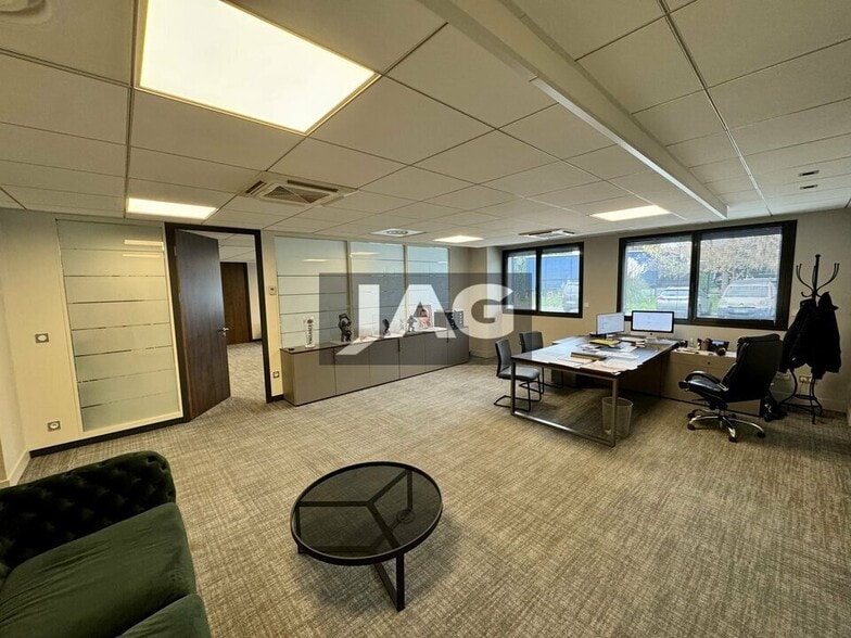Light Industrial in Vaulx-en-Velin to rent - Interior Photo - Image 2 of 13