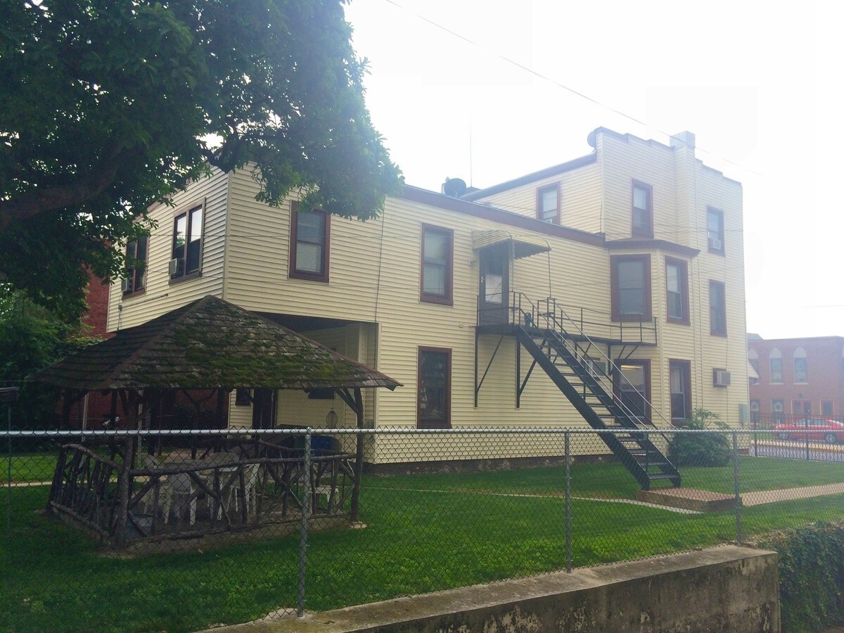 69 S 3rd St, Hamburg 19526 UK