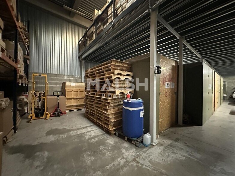 Light Industrial in Vénissieux to rent - Interior Photo - Image 2 of 5
