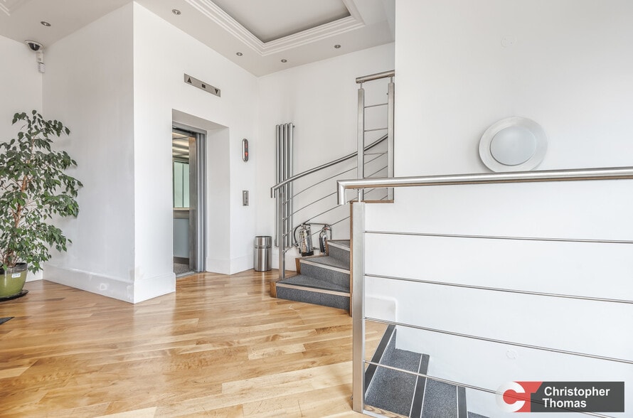 2-4 Sheet St, Windsor to rent - Interior Photo - Image 3 of 6