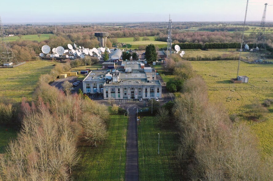 Great North Rd, Hatfield to rent - Building Photo - Image 2 of 18