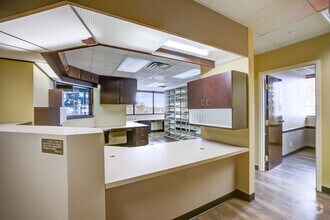 120 N Eagle Creek Dr, Lexington, KY to rent Interior Photo- Image 2 of 6