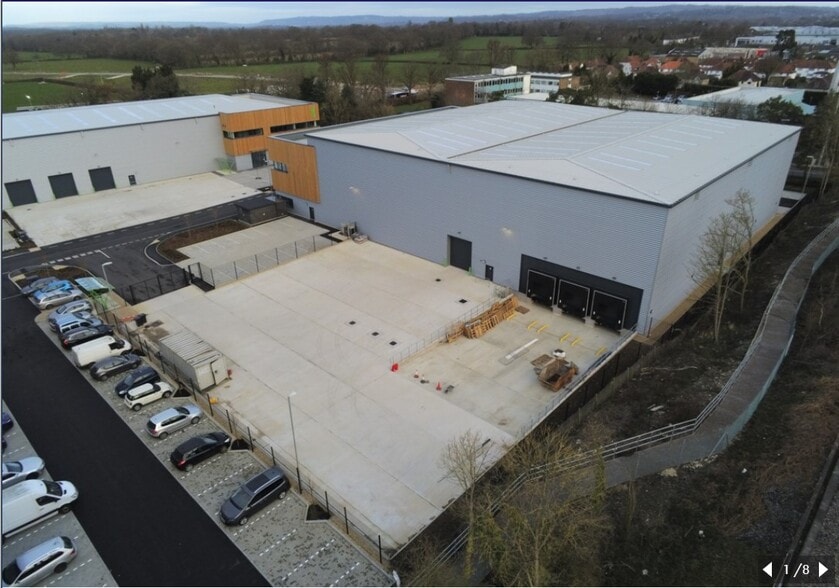 Cross Oak Ln, Redhill to rent - Building Photo - Image 2 of 3