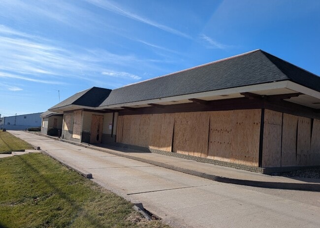 More details for 1800 36th Ave, Moline, IL - Retail for Auction