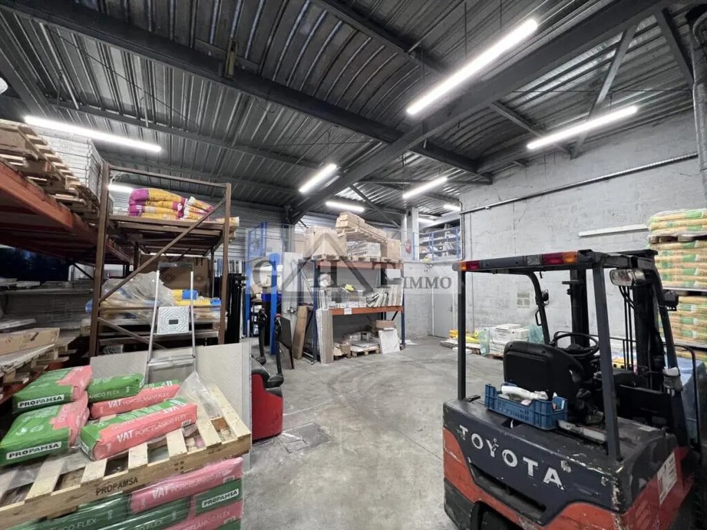 Location Entrepôt 920 m² - Photo 1