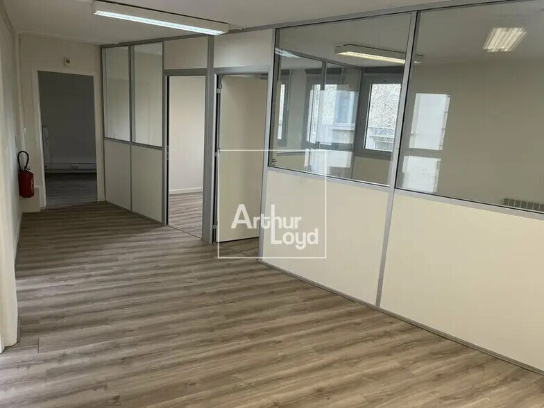 Office in Melun for sale - Interior Photo - Image 2 of 9