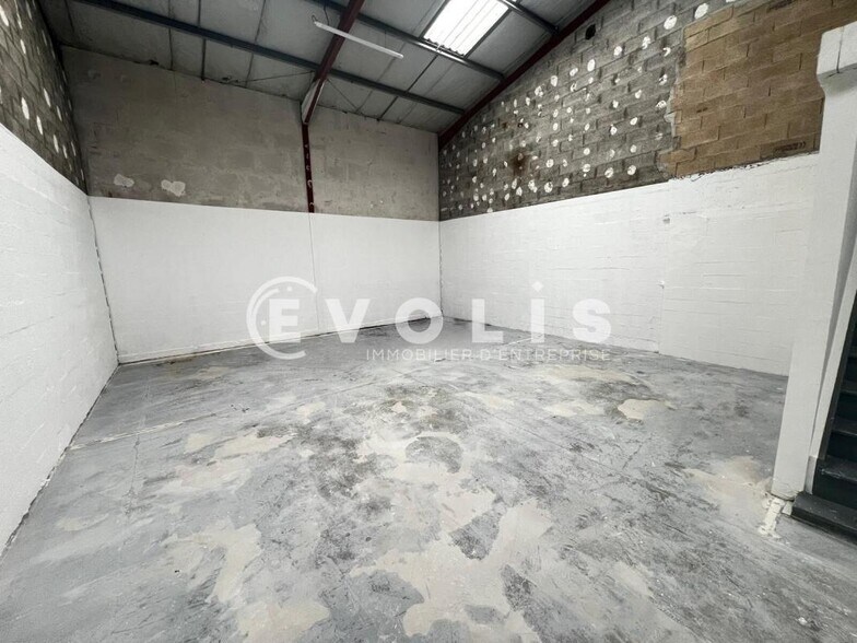 Light Industrial in Lisses to rent - Building Photo - Image 2 of 15