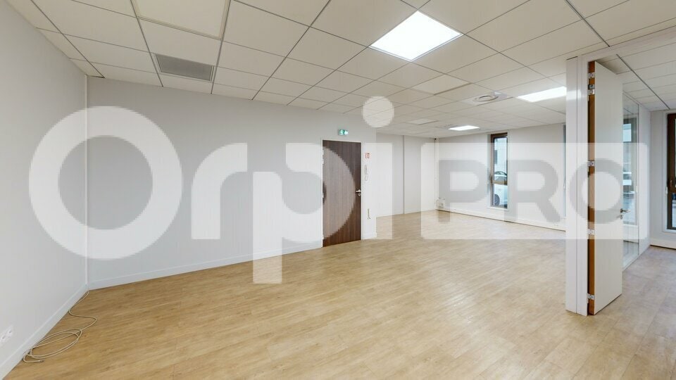 Office in Neuville-sur-Saône to rent - Interior Photo - Image 1 of 5