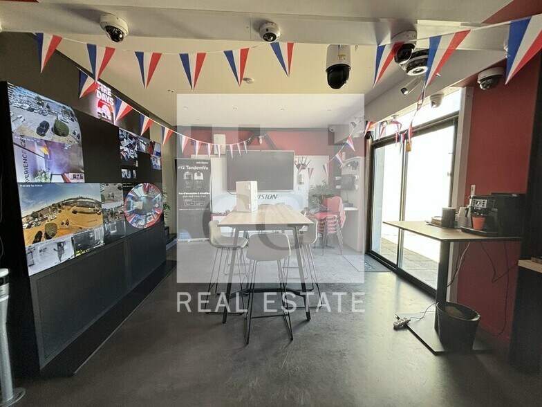Light Industrial in Saint-Laurent-de-Mure to rent - Interior Photo - Image 3 of 10