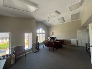 2555 Washington Rd, Pittsburgh, PA to rent Interior Photo- Image 2 of 4
