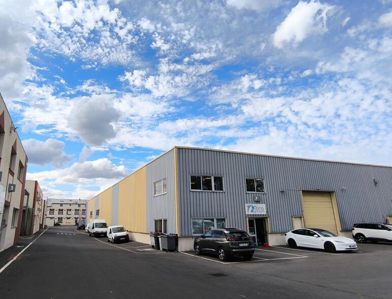 Industrial in Bezons to rent - Building Photo - Image 1 of 14