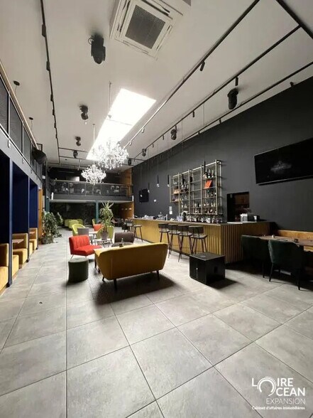 Light Industrial in Nantes to rent - Interior Photo - Image 1 of 7