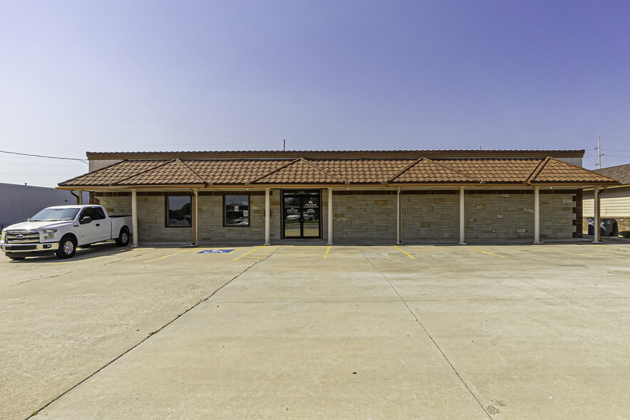 1302 SW Lee Blvd, Lawton, OK for sale - Building Photo - Image 1 of 1