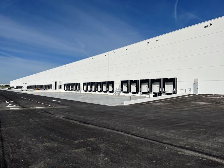 Avenida de los Alcotanes, 49, Pinto, Madrid to rent - Building Photo - Image 1 of 3