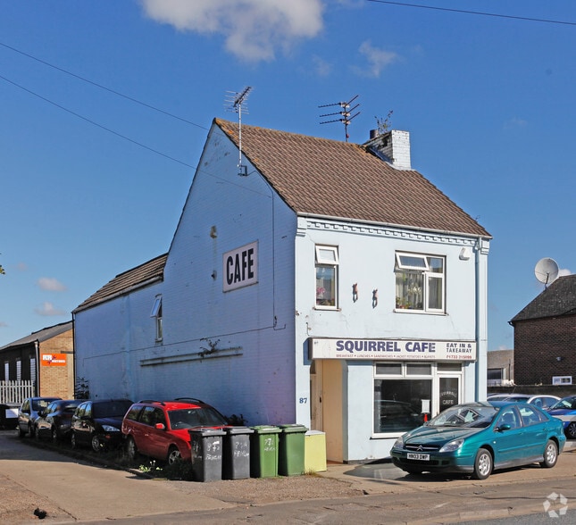 87 Fengate, Peterborough to rent - Building Photo - Image 2 of 2