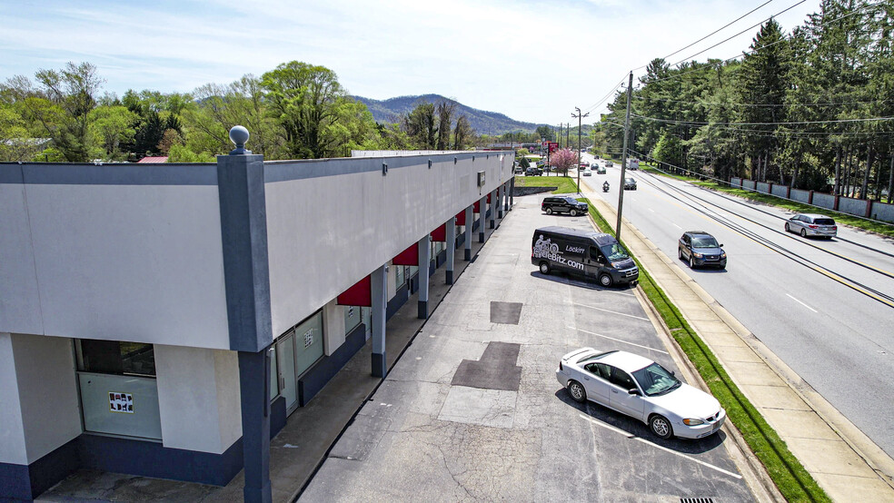 582 Hendersonville Rd, Asheville, NC for rent - Building Photo - Image 1 of 12