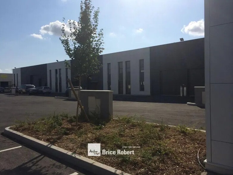 8 / 10 Rue Jacquard, Chassieu to rent - Building Photo - Image 2 of 10