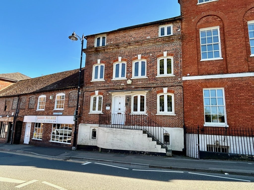 35 Oxford St, Newbury to rent Building Photo- Image 1 of 4