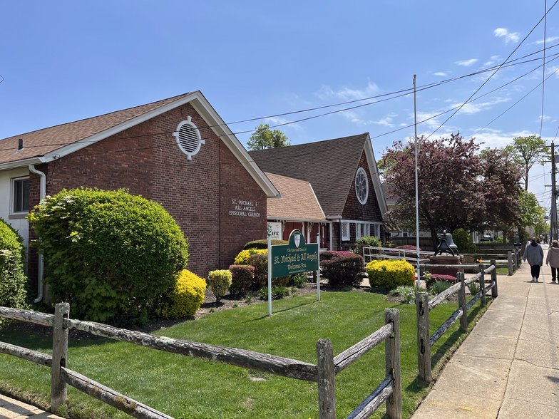 2197 Jackson Ave, Seaford, NY for sale - Primary Photo - Image 1 of 6