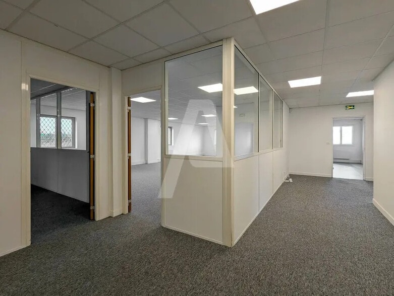 Industrial in Coignières to rent - Interior Photo - Image 3 of 11