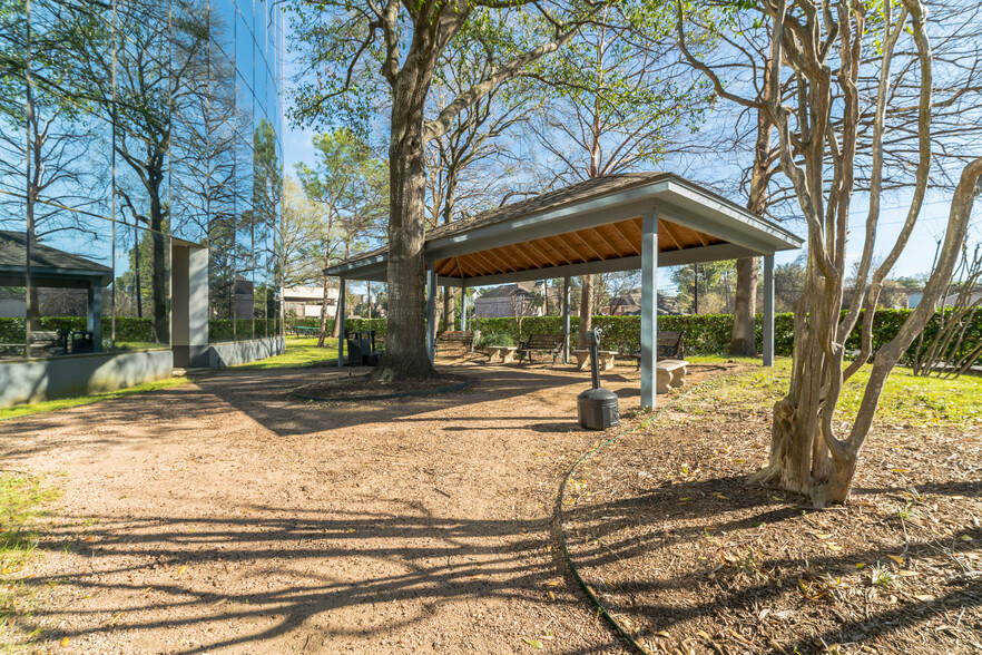 16010 Barkers Point Ln, Houston, TX for rent - Building Photo - Image 3 of 17