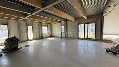 Light Industrial in Courtry for sale Interior Photo- Image 2 of 6