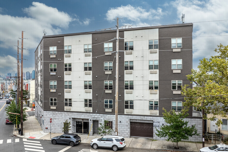 747 Grand St, Jersey City, NJ for sale - Primary Photo - Image 1 of 31