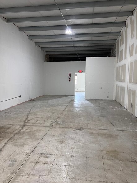 5316 Lena Rd, Bradenton, FL to rent - Interior Photo - Image 2 of 10