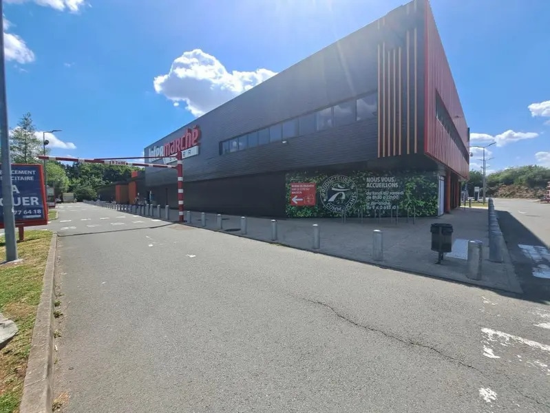 Retail in Combs-la-Ville to rent Building Photo- Image 1 of 4