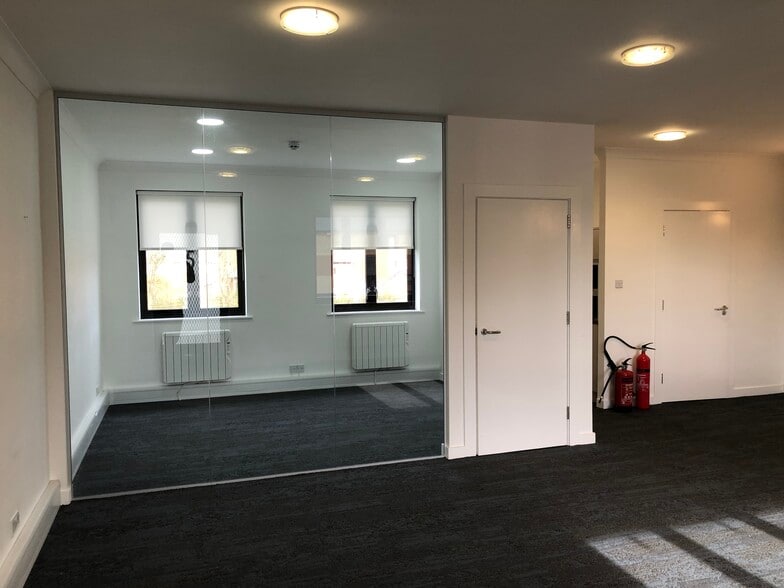 8-19 Canon Harnett Ct, Milton Keynes to rent - Interior Photo - Image 3 of 5