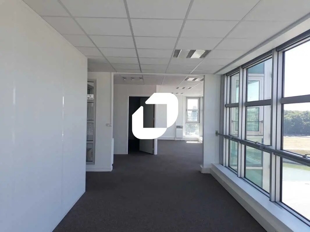 Office in Guyancourt to rent Interior Photo- Image 1 of 7