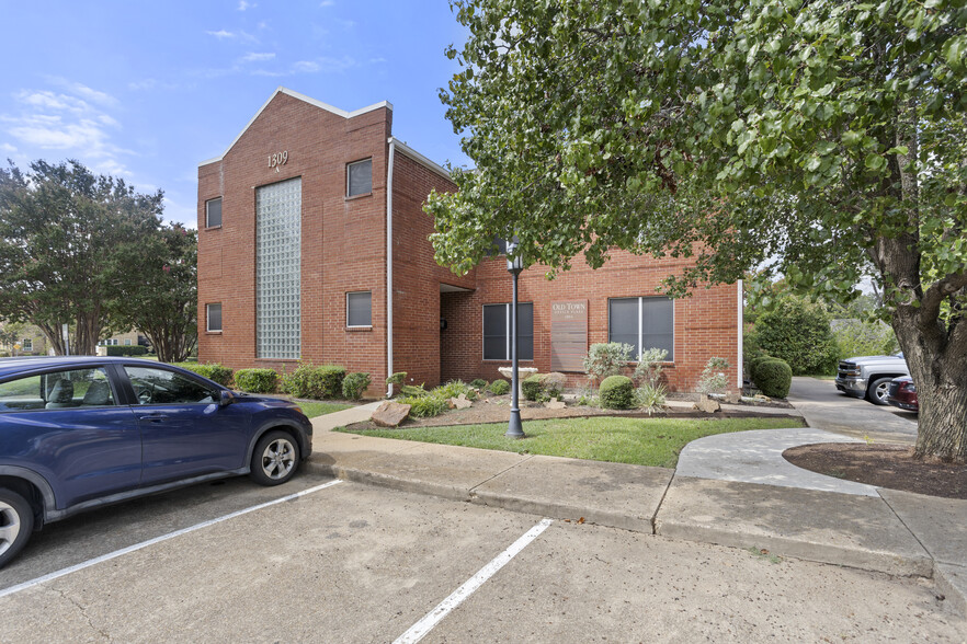 1309 W Abram St, Arlington, TX for rent - Building Photo - Image 1 of 8