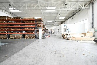 Light Industrial in Saint-Priest to rent Interior Photo- Image 2 of 5