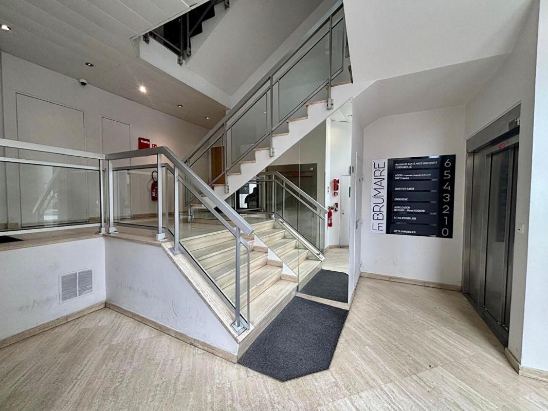 Office in Lyon for sale Interior Photo- Image 1 of 6