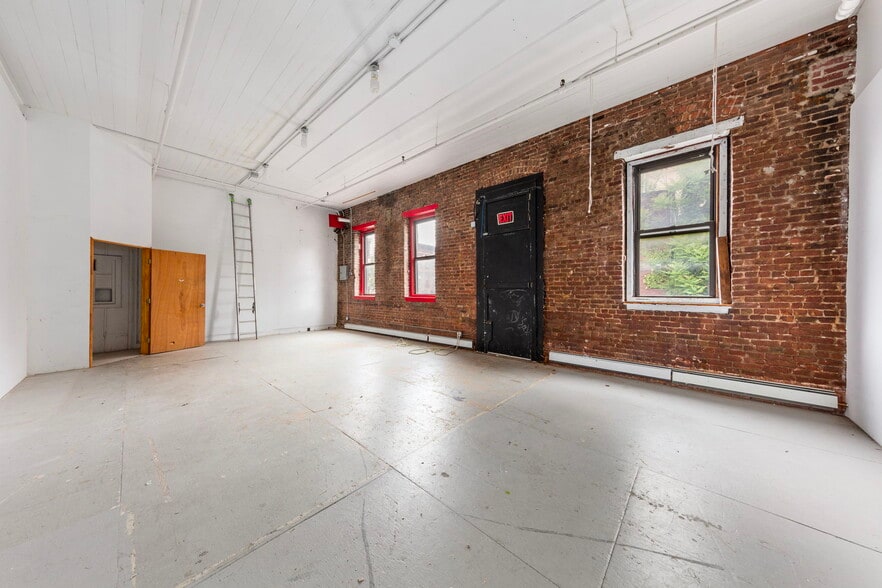 148 India St, Brooklyn, NY to rent - Building Photo - Image 3 of 25