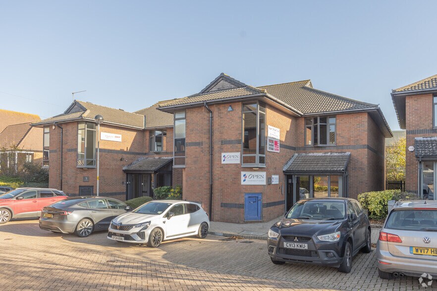 4 Woodlands, Bradley Stoke to rent - Primary Photo - Image 2 of 3