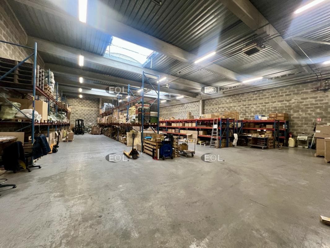 Light Industrial in Le Bourget to rent Interior Photo- Image 1 of 4