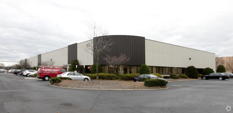 107 Corporate Blvd, South Plainfield, NJ for rent - Primary Photo - Image 1 of 2