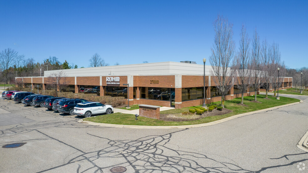 27000 Meadowbrook Rd, Novi, MI for rent - Building Photo - Image 1 of 7