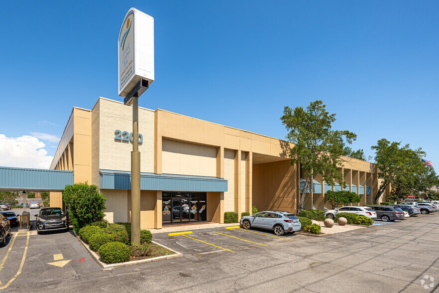 2200 Veterans Memorial Blvd, Kenner, LA for rent - Building Photo - Image 1 of 8